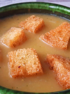 Una foto de Puré de verduras con pan frito