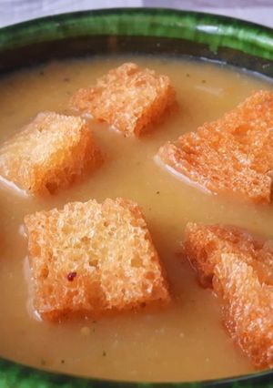Una foto de Puré de verduras con pan frito