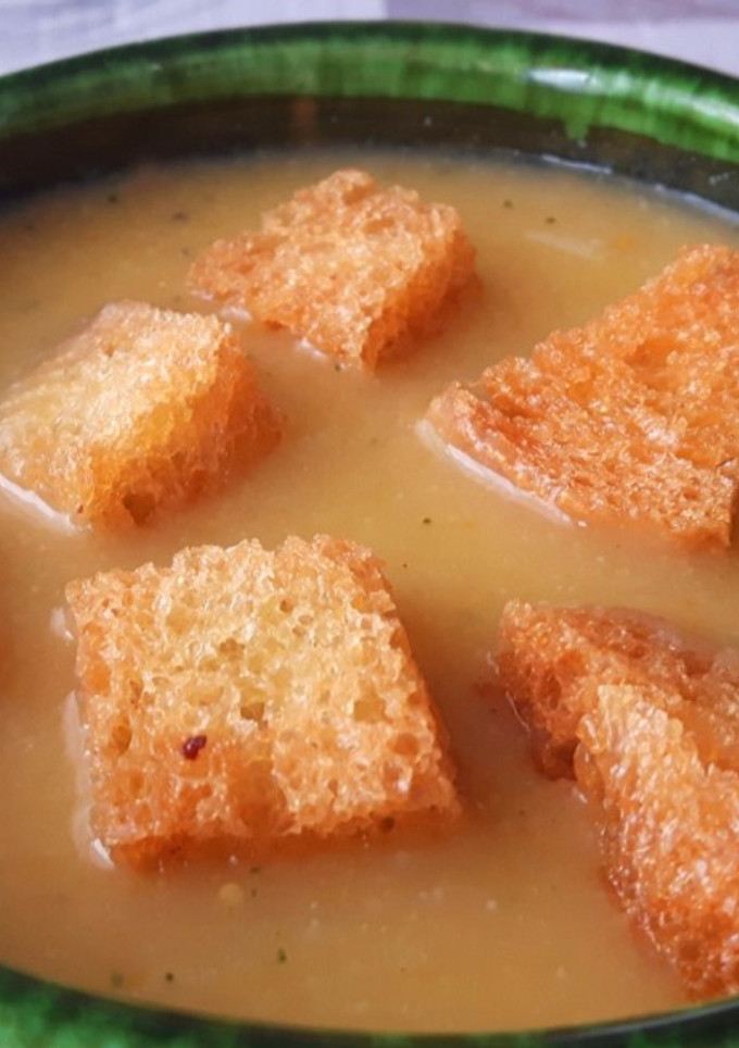 Una foto de Puré de verduras con pan frito
