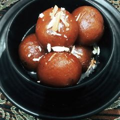 A picture of Gulab jamun.