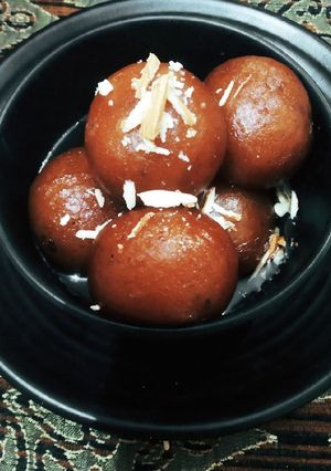 A picture of Gulab jamun.
