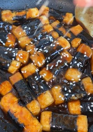 Hình của món Đậu chiên rong biển sốt cay ngọt.