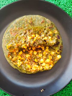 પાલક કોર્ન ચીઝ પરાઠા (Palak Corn Cheese Paratha Recipe In Gujarati) રેસીપી મુખ્ય ફોટો