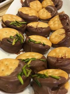 صورة لوصفة بسكوت برتزلز بالكاكاو الرولو والجالكسي كراميل