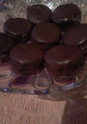 Una foto de Alfajorcitos con masa de chocolate