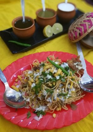 टिक्की चाट इन नूडल्स दोना रेसिपी मुख्य फोटो