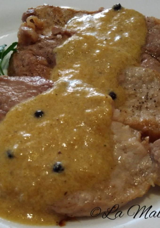 Una foto de Lomo en salsa de pimienta