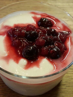 Una foto de Yogur con salsa de frutos rojos