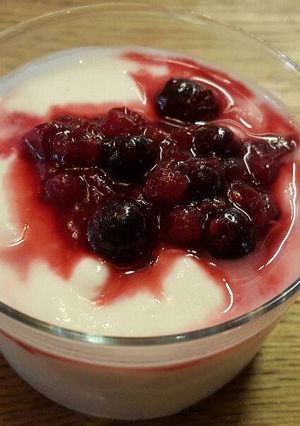 Foto principal de Yogur con salsa de frutos rojos