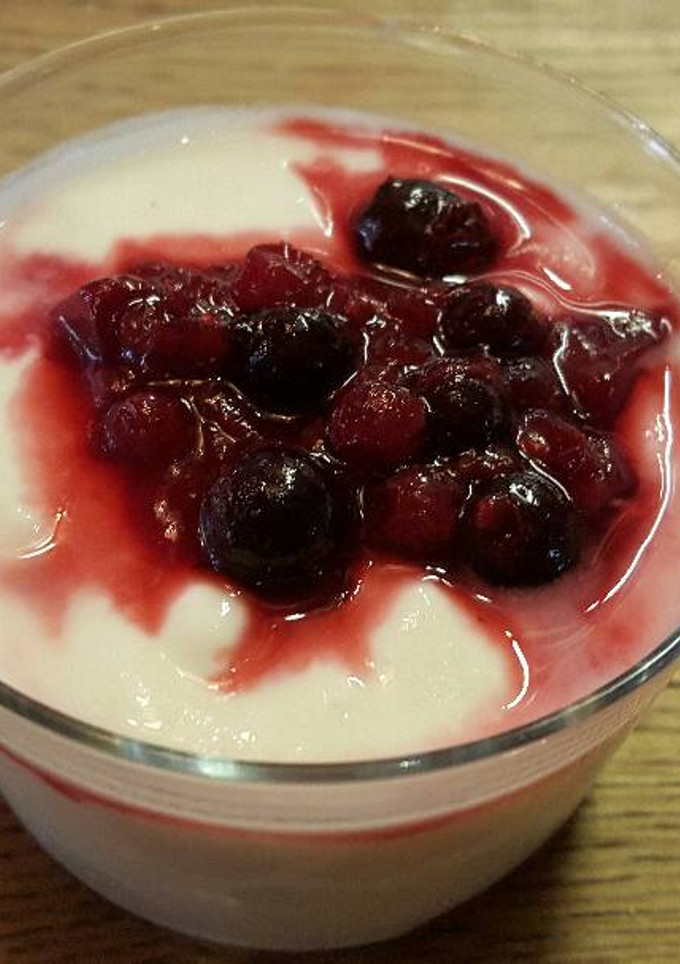 Una foto de Yogur con salsa de frutos rojos