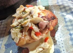 Una foto de Muslitos y patas de pollo a la crema con champiñones