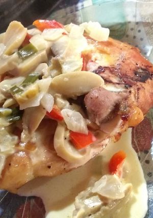 Una foto de Muslitos y patas de pollo a la crema con champiñones