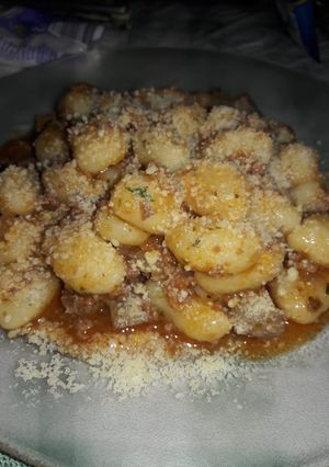 Una foto de Ñoquis con salsa