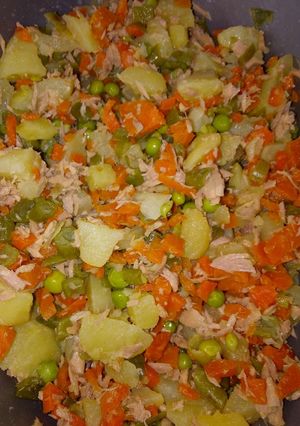 Una foto de Ensalada de verduras con atún