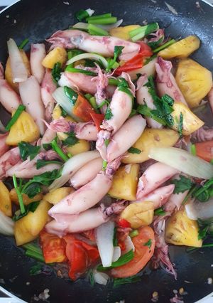 Hình của món Mực cơm hấp xào chua ngọt.