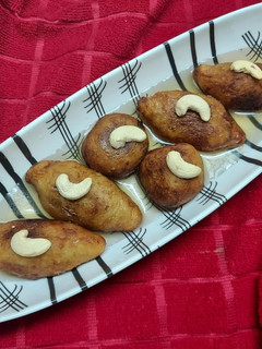 A picture of Ranga Aloor Puli Pithe or Sweet Potato Fried Dumplings.