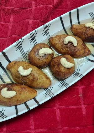 A picture of Ranga Aloor Puli Pithe or Sweet Potato Fried Dumplings.
