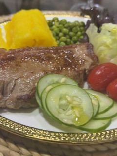 Foto de Bife grelhado com puré de abóbora