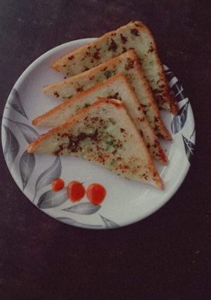गार्लिक ब्रेड (Garlic Bread recipe in hindi) रेसिपी मुख्य फोटो