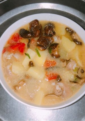 Hình của món Canh khoai tây nấm hương ngon ngọn dễ ăn.