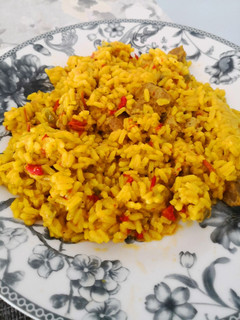 Una foto de Arroz con carne y caldo de salmón