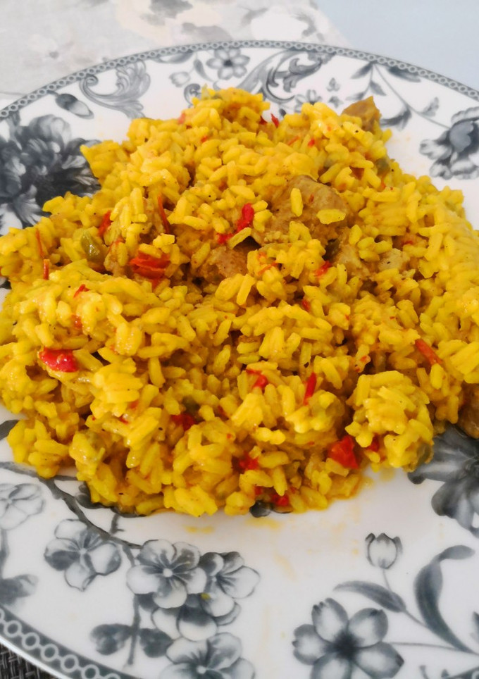 Una foto de Arroz con carne y caldo de salmón