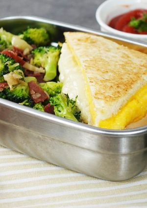 Foto resep Cheesy Egg Toast & Beef Broccoli