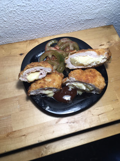 Una foto de Libritos de lomo con lacón y emmental y brie y manzana
