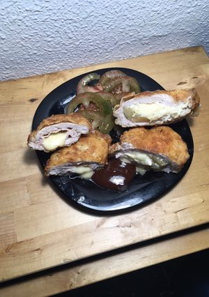 Una foto de Libritos de lomo con lacón y emmental y brie y manzana