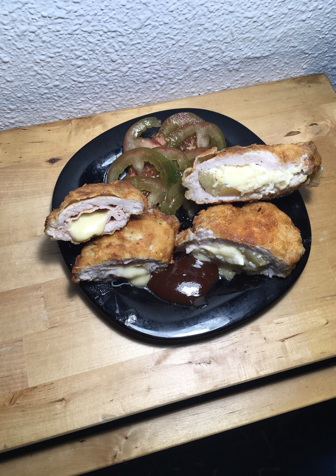 Una foto de Libritos de lomo con lacón y emmental y brie y manzana