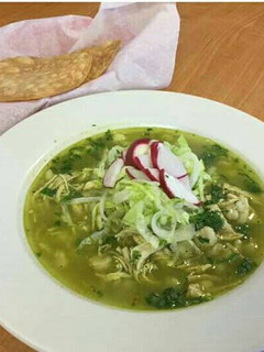 Una foto de Pozole verde de pollo