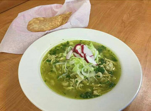 Una foto de Pozole verde de pollo
