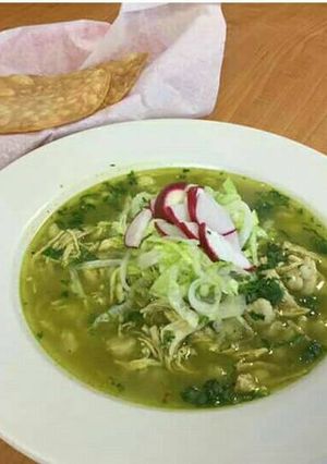 Una foto de Pozole verde de pollo