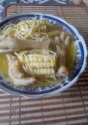 Una foto de Sopa de patitas con choclo