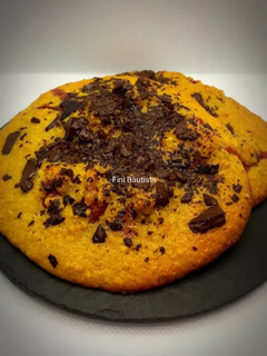 Una foto de Cookies gigantes de calabaza frambuesa y chocolate