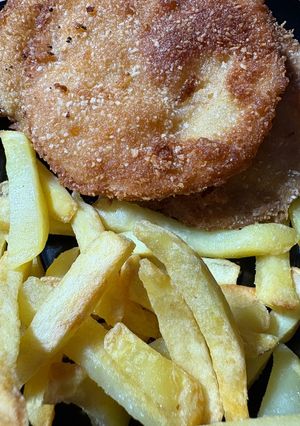 Rántott parizer,hasábburgonyával recept fotója