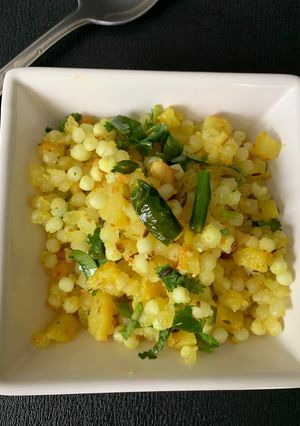 સાબુદાણા ની ખીચડી (Sabudana Khichdi Recipe In Gujarati) રેસીપી મુખ્ય ફોટો