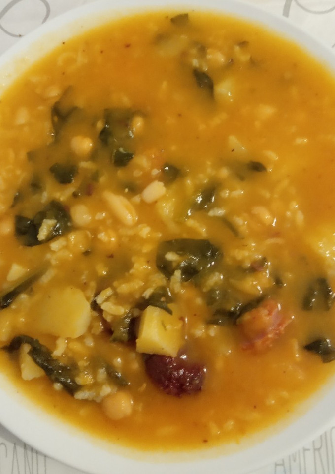 Una foto de Potaje de alubias con garbanzos, acelgas y arroz