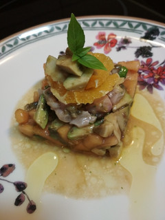 Una foto de Ceviche de caballa con papaya y aguacate. 🥑