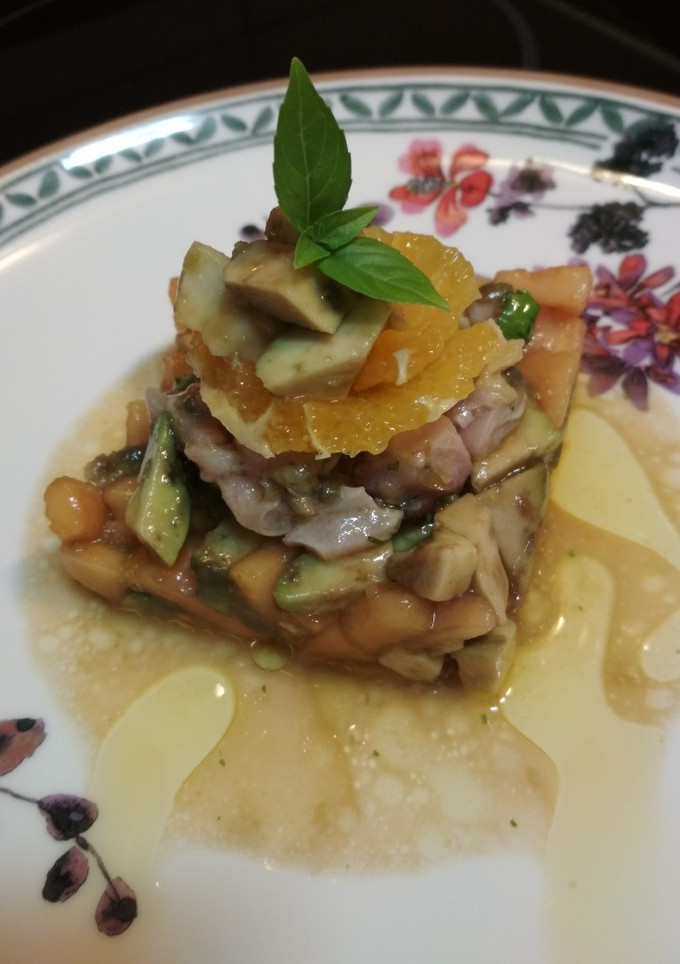 Una foto de Ceviche de caballa con papaya y aguacate. 🥑