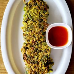 A picture of Puffed rice and palak vade.