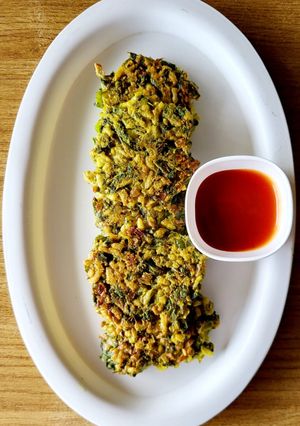 A picture of Puffed rice and palak vade.