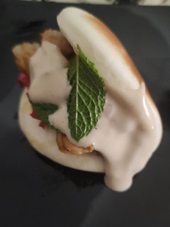 Una foto de Bao de Ternera, Pimiento y Cebolla con Mayonesa Yakiniku