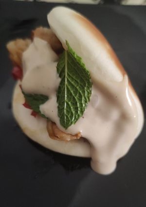 Una foto de Bao de Ternera, Pimiento y Cebolla con Mayonesa Yakiniku