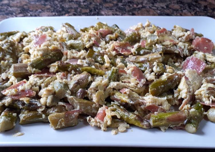 Revuelto de espárragos trigueros, y jamón