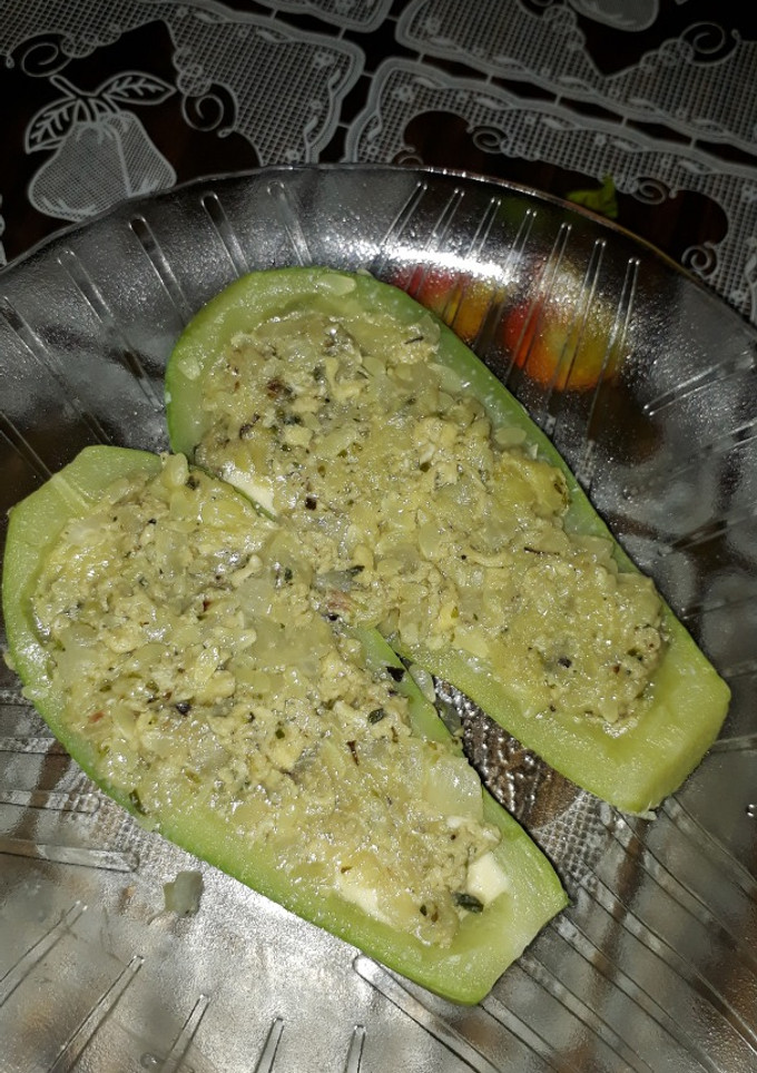 Una foto de Zucchinis rellenos vegetarianos