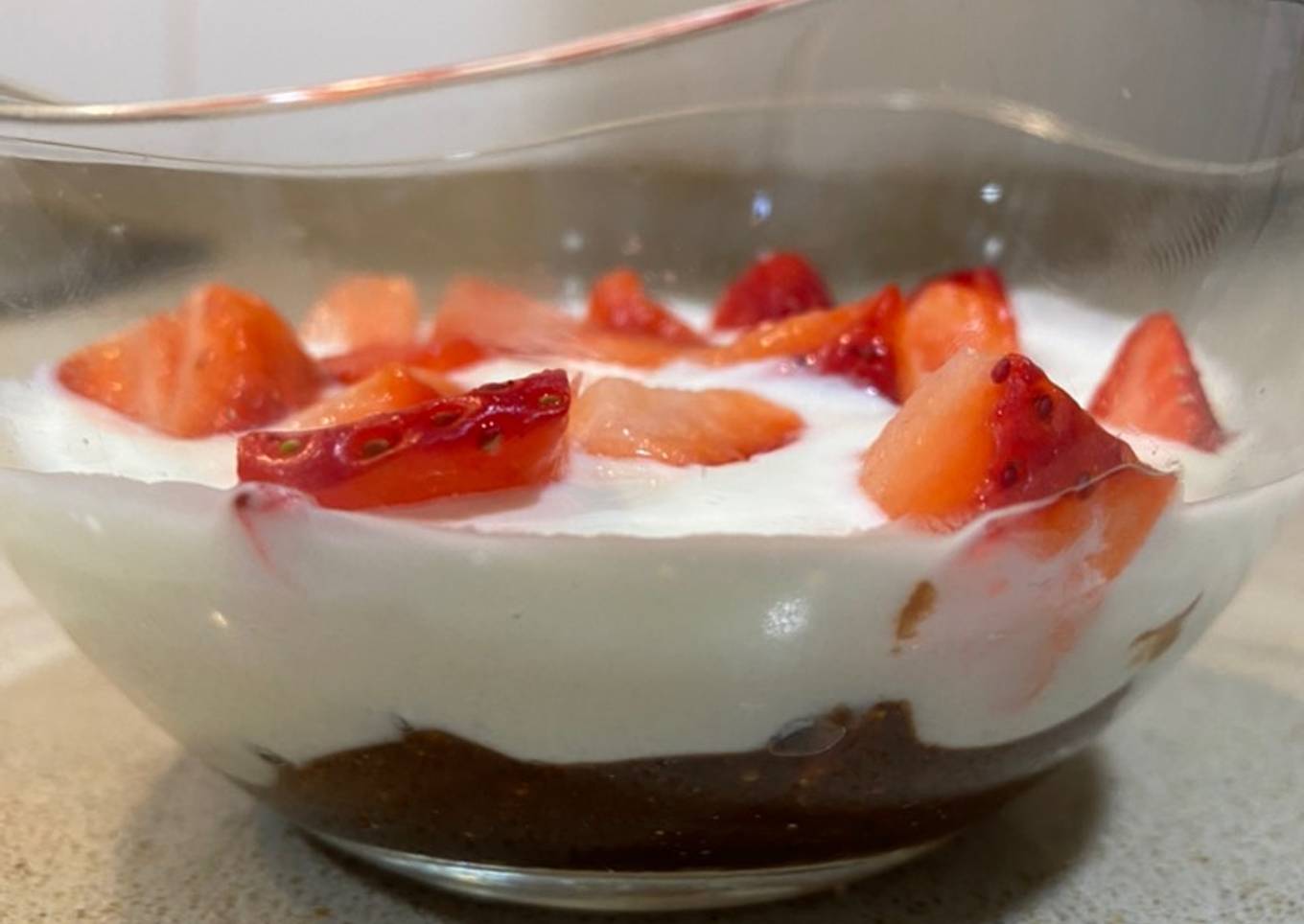 Postre saludable, griego con fresas y chocolate + galleta