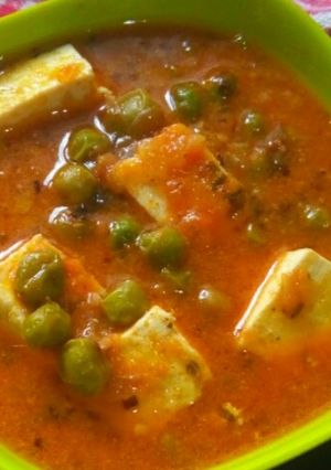 A picture of Matar paneer.