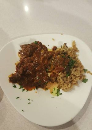 Una foto de Osobuco al disco con risotto de hongos