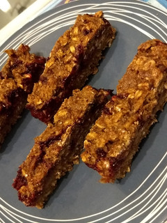 Una foto de Barras energéticas de avena, nueces y mermelada de berries con c